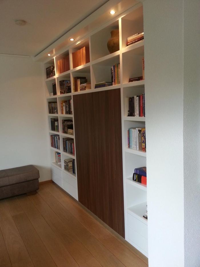 Boekenwand met notenhouten kastdeuren