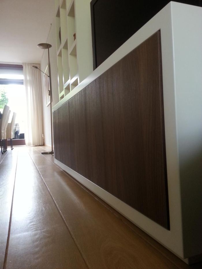 Boekenwand met notenhouten kastdeuren — Woonhuis, foto 7