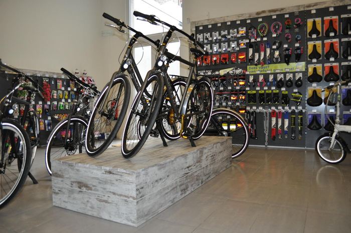 Fietsspeciaalzaak met whitewash presentatiemeubels