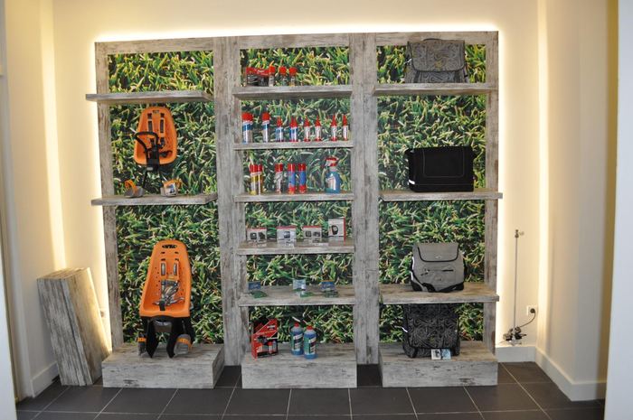 Fietsspeciaalzaak met whitewash presentatiemeubels — Winkelinrichting, foto 7