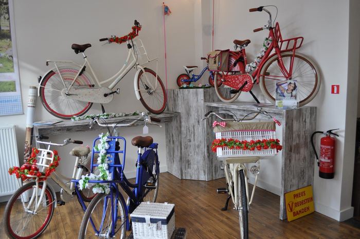 Fietsspeciaalzaak met whitewash presentatiemeubels — Winkelinrichting, foto 9
