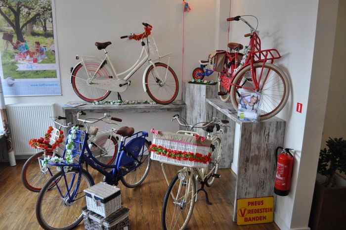Fietsspeciaalzaak met whitewash presentatiemeubels — Winkelinrichting, foto 10