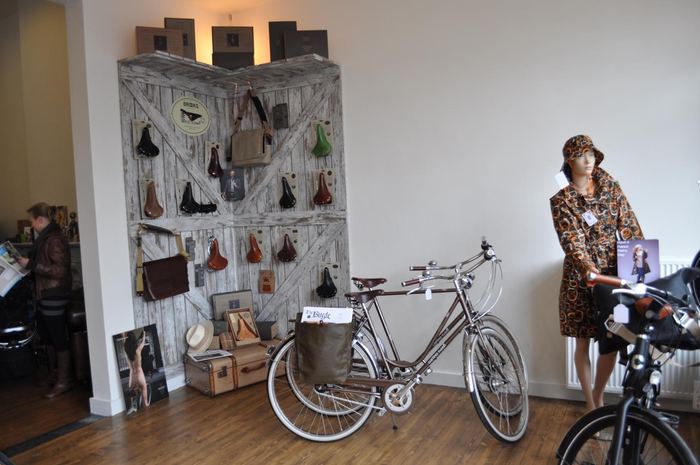 Fietsspeciaalzaak met whitewash presentatiemeubels — Winkelinrichting, foto 13