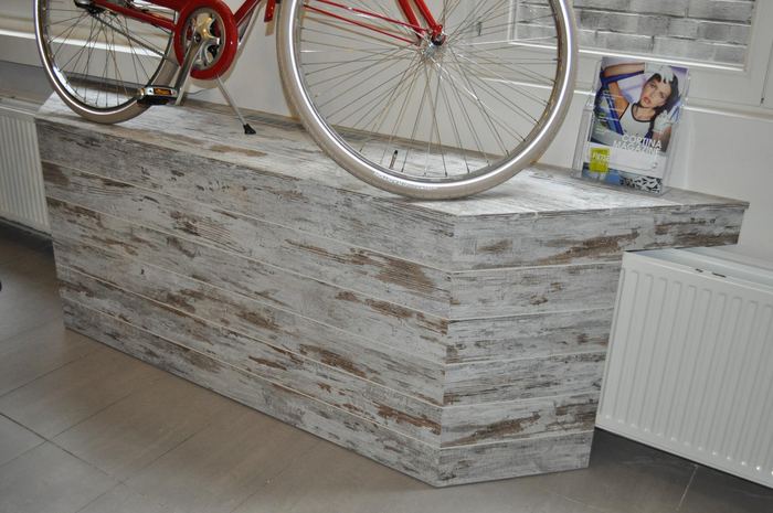 Fietsspeciaalzaak met whitewash presentatiemeubels — Winkelinrichting, foto 15