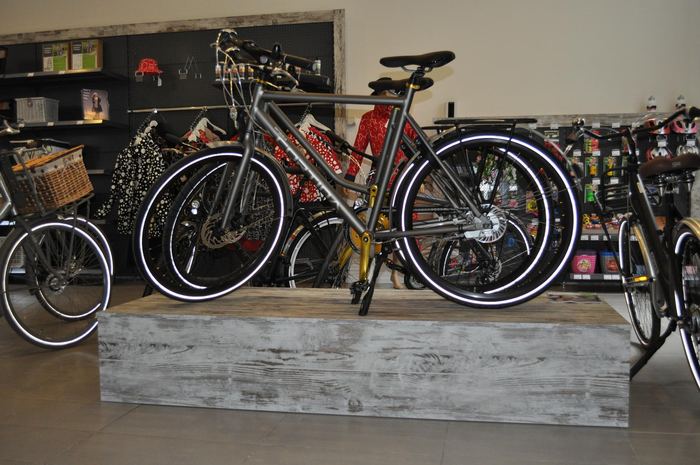 Fietsspeciaalzaak met whitewash presentatiemeubels — Winkelinrichting, foto 17
