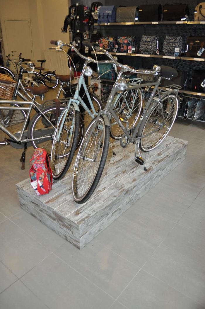 Fietsspeciaalzaak met whitewash presentatiemeubels — Winkelinrichting, foto 18