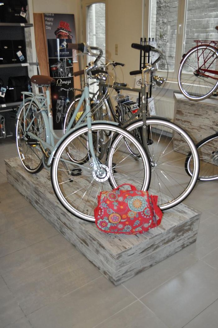 Fietsspeciaalzaak met whitewash presentatiemeubels — Winkelinrichting, foto 19