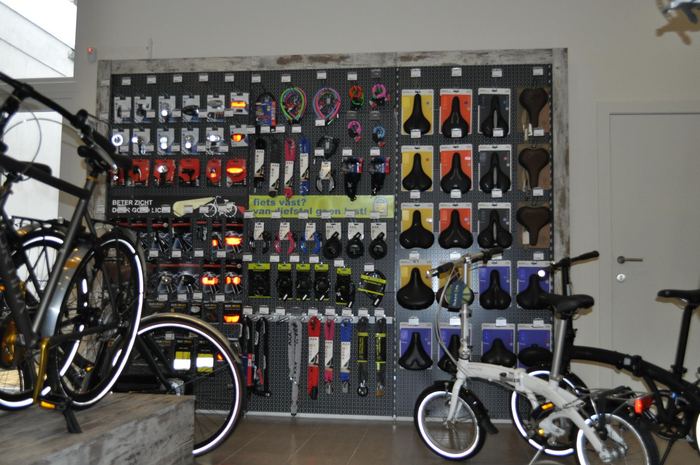 Fietsspeciaalzaak met whitewash presentatiemeubels — Winkelinrichting, foto 22