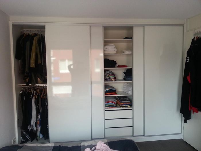 Kledingkast met schuifdeuren
