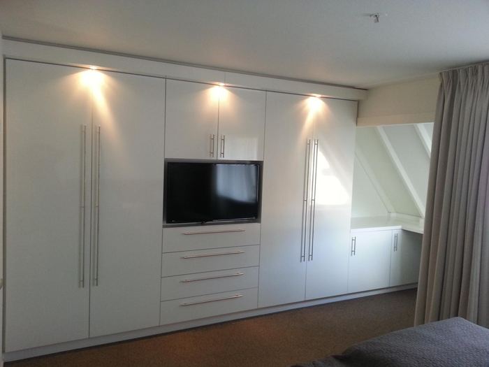 Slaapkamerwand met tv-nis