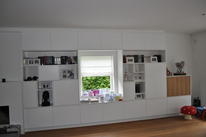 Woonkamerwand met haard en tv